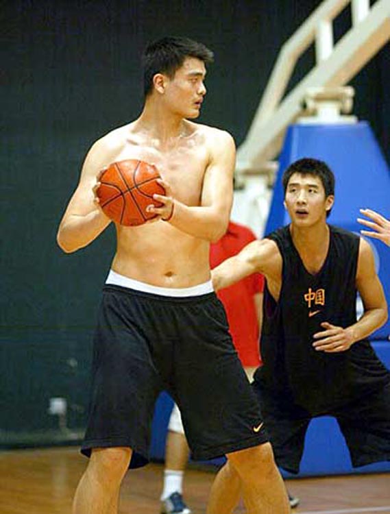 更加团结坚 更加团结坚